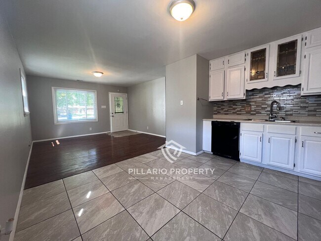Foto del edificio - Renovated 4 Bedroom / 2 Bath Beauty!