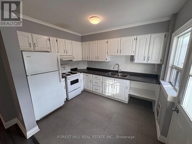 Photo du bâtiment - 739 The Queensway