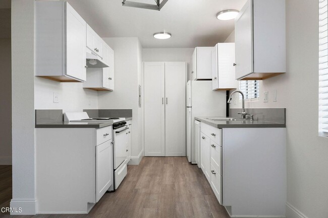 Building Photo - Port Hueneme | 1 Bedroom + 1 Bathroom | An...