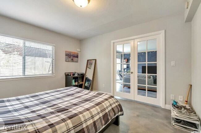 Building Photo - 1 br, 1 bath  - 143 E 1st Ave Apt 204