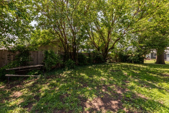 Building Photo - 215 E 1st St