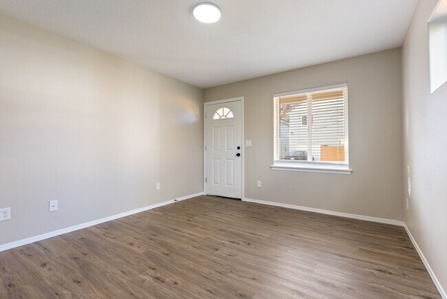 Foto del edificio - 4 bedroom/2.5 bathroom available in SE Portland