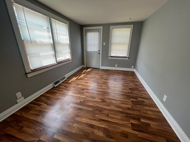 Foto del edificio - 1224 N Cedar Rd