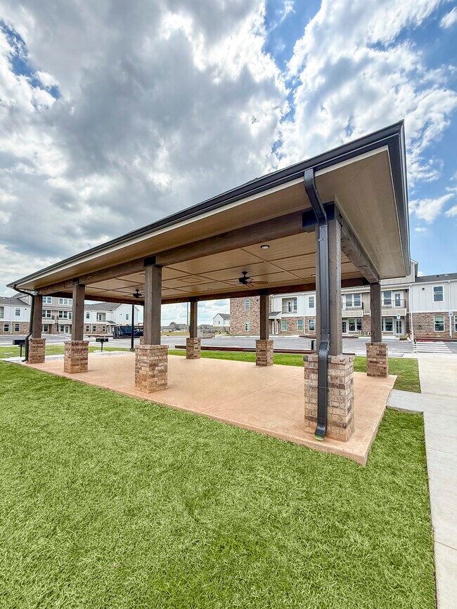 Pabellón - Willow Crossing Apartments