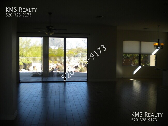 Foto del edificio - 3 Bedroom 2 Bath -5349 E Camino Rio De Luz...