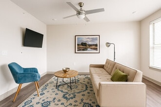 Building Photo - 305 E Broadway St