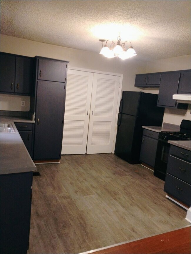 Foto del edificio - Must See Huge 5 Bedroom/3 Bathroom Home Fo...