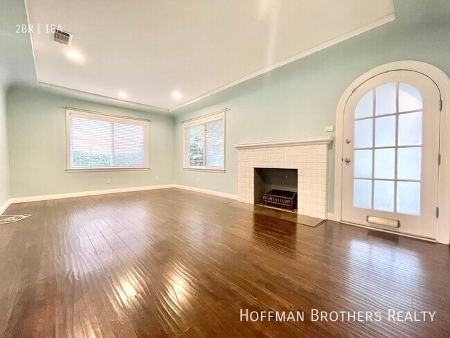 Building Photo - 806 N Las Palmas Ave