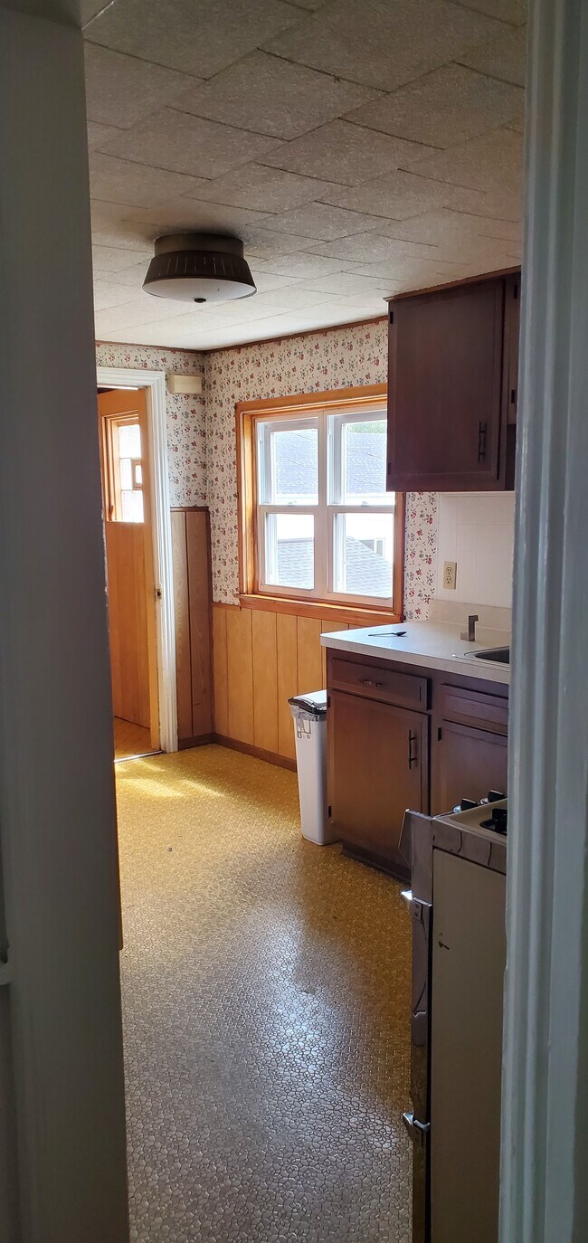 Kitchen - 15 Francis Ave