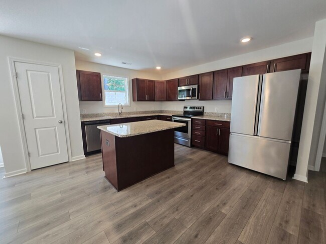 Building Photo - New Listing