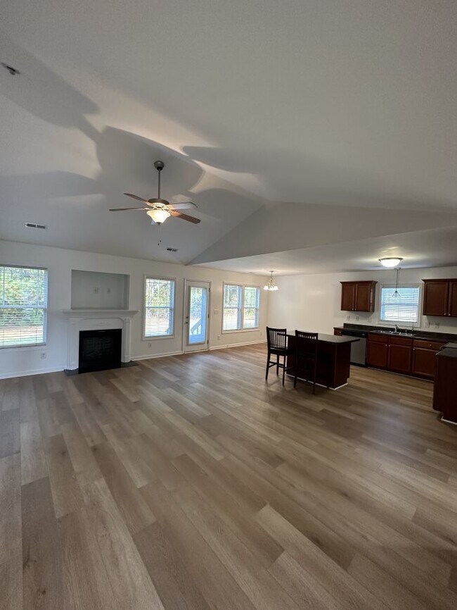 Foto del edificio - Beautiful 3 Bedroom, 2 Bath Home in Hubert...