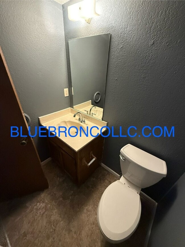 Building Photo - Great unit for a great price, Fresh paint!