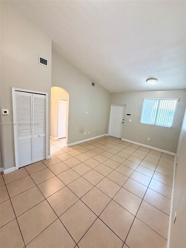 Foto del edificio - 1652 SE 28th St