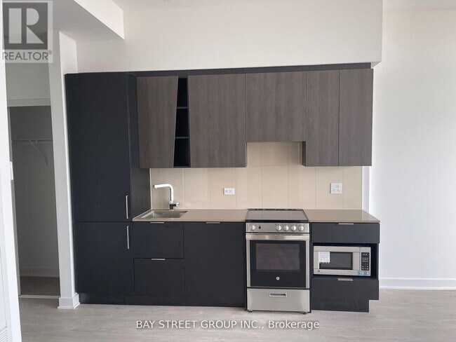 Photo du bâtiment - 3900-3900 Confederation Pkwy