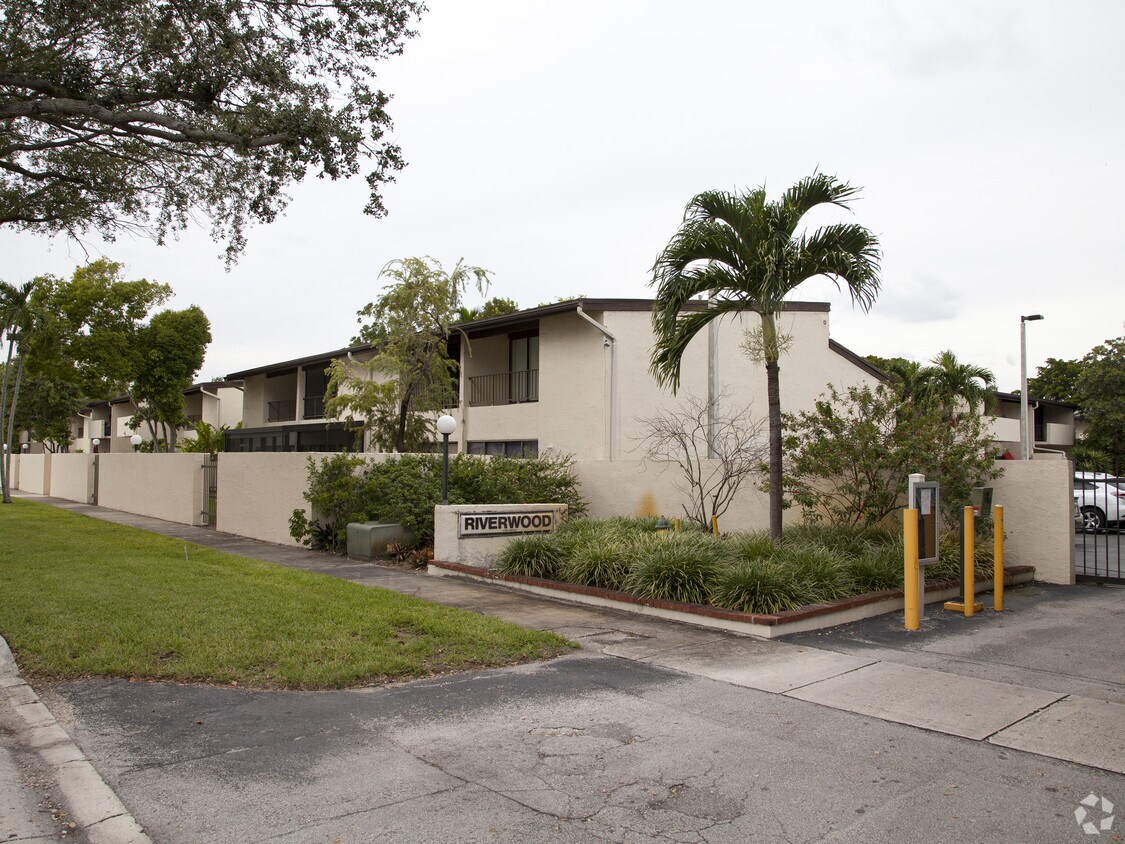 Riverwood Apartments in Miami, FL