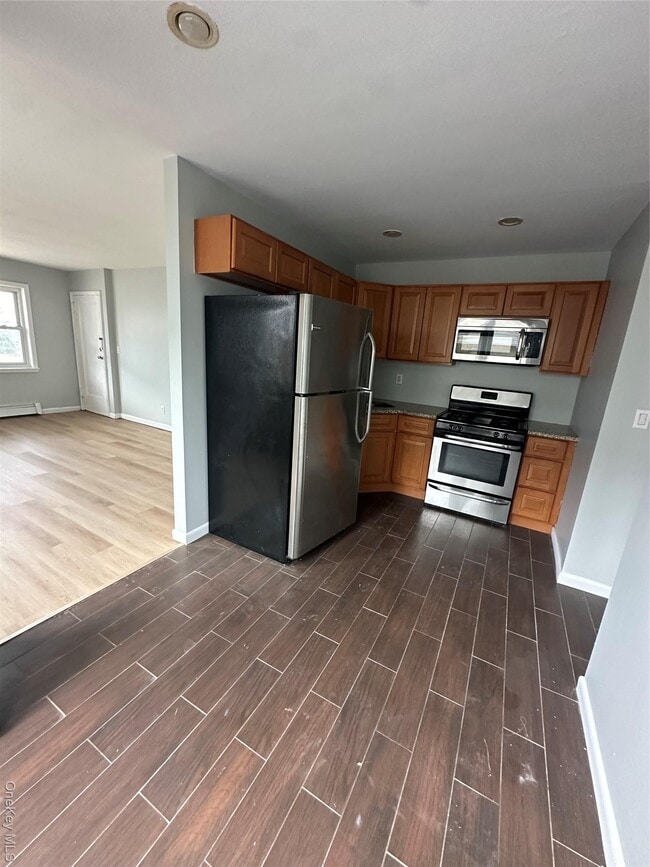 Foto del edificio - 665 E Broadway