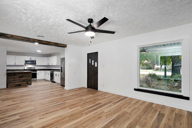 Building Photo - 1539 S Thelma Ave