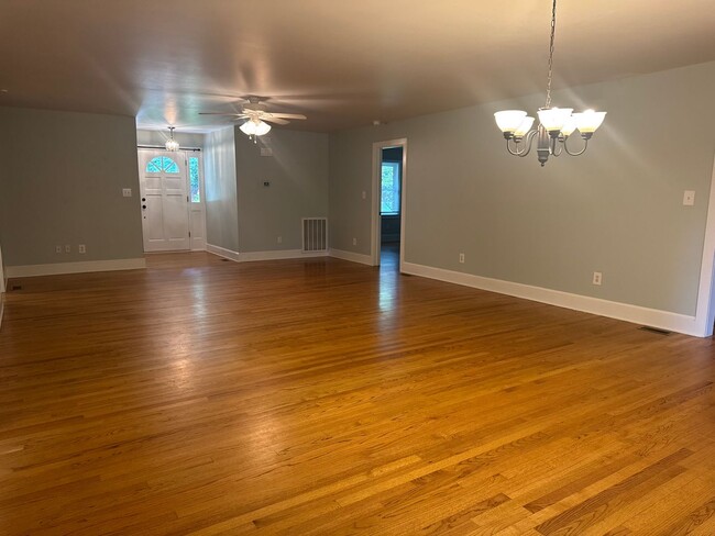 Building Photo - 3BR/3.5BA plus bonus Full-Brick Ranch with...