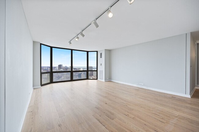 Foto del edificio - 2650 N Lakeview Ave