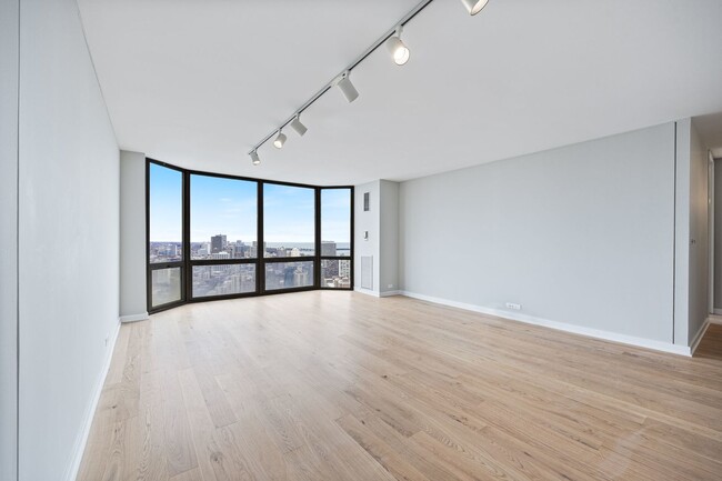 Building Photo - 2650 N Lakeview Ave