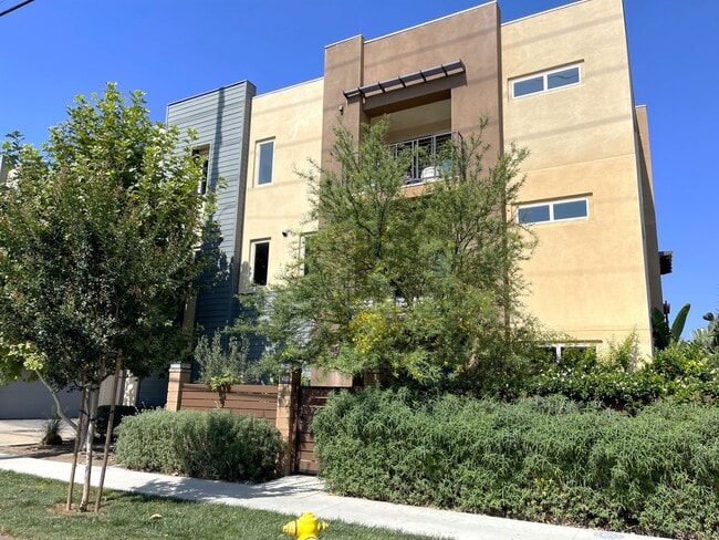 Building Photo - 14107 W Monroe Pl