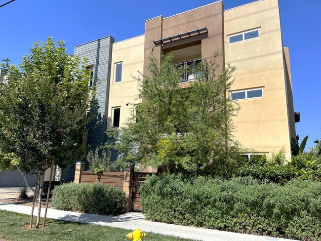 Foto del edificio - Modern Luxury Living: Stunning 3-Bedroom H...