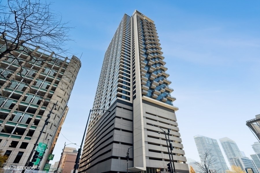 Foto principal - 235 W Van Buren St
