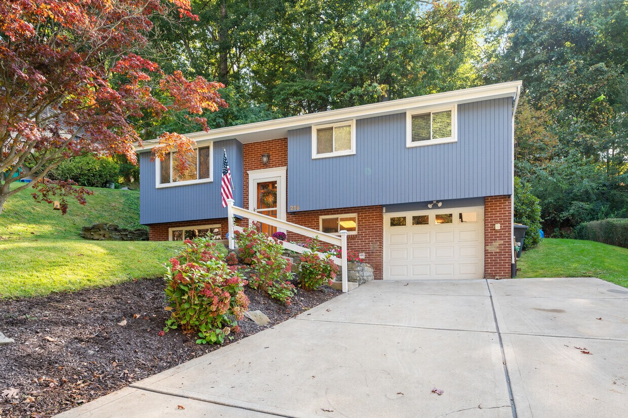 Foto principal - 216 Hillendale Rd