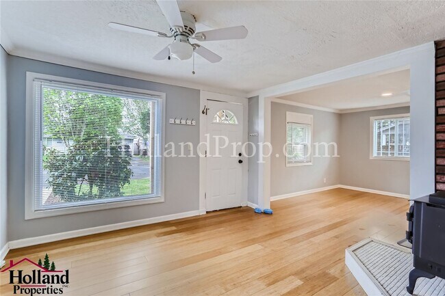Building Photo - Charming 2-Beds Pet-Friendly Home in Hills...