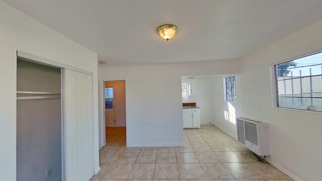 Building Photo - 1519 W 60th Pl