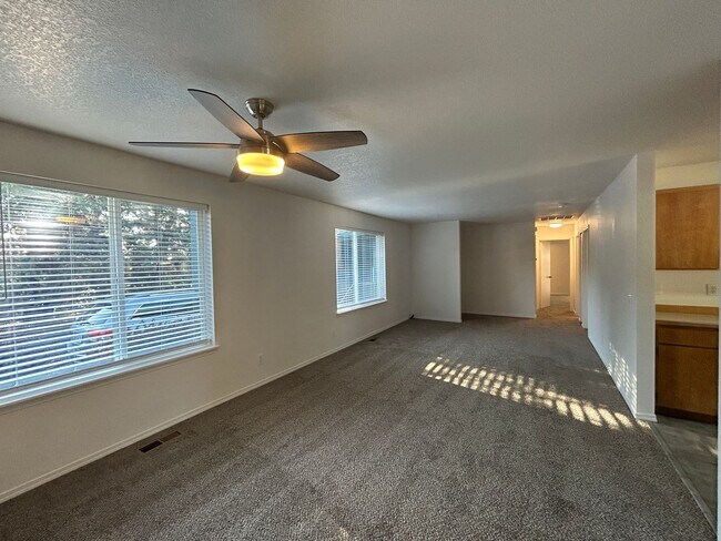 Foto del edificio - 1073 NE Hidden Valley Dr