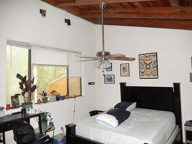 Building Photo - Spacious 1BR Retreat Near FSU & TCC – Vaulted Ceilings, Private Deck & Washer/Dryer Included!