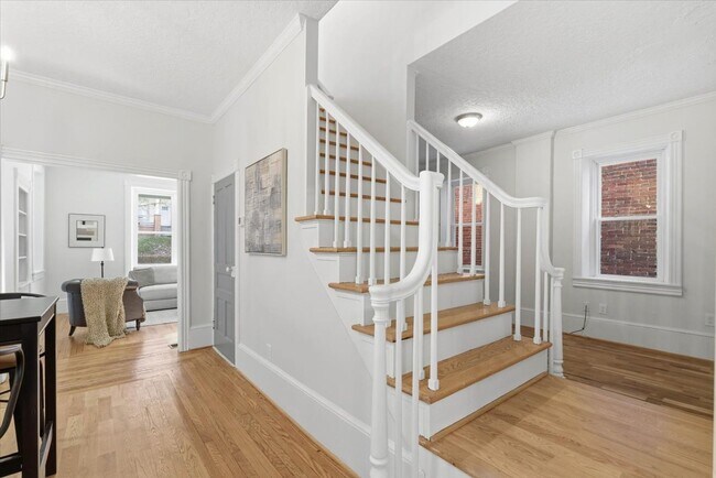 Foto del edificio - 305 W Broadway