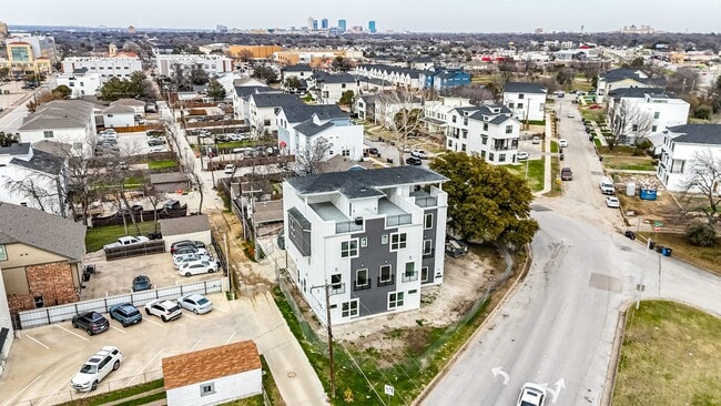 Foto del edificio - 2400 Benbrook Dr