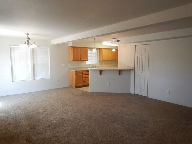 Building Photo - 2 Story Townhouse Near Golf Course with Sp...