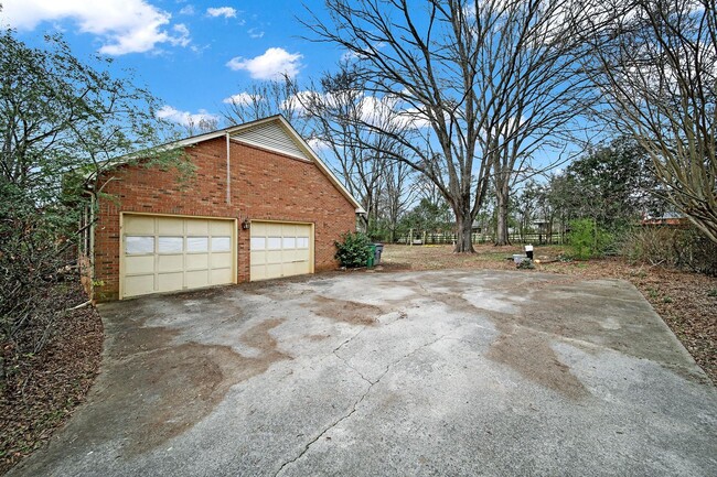 Building Photo - Lovely Home With Plenty of Space!