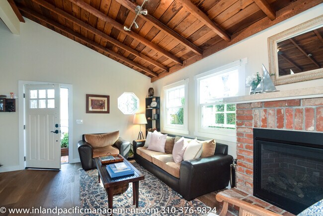 Building Photo - Exquisitely Remodeled Craftsman Style Home
