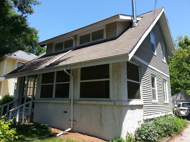 Building Photo - 3 bedroom, 1.5 bath just east of downtown ...