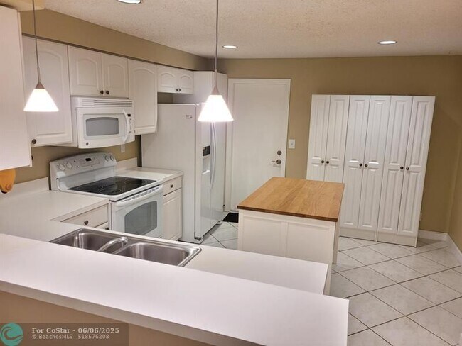 Building Photo - 1412 Barcelona Way