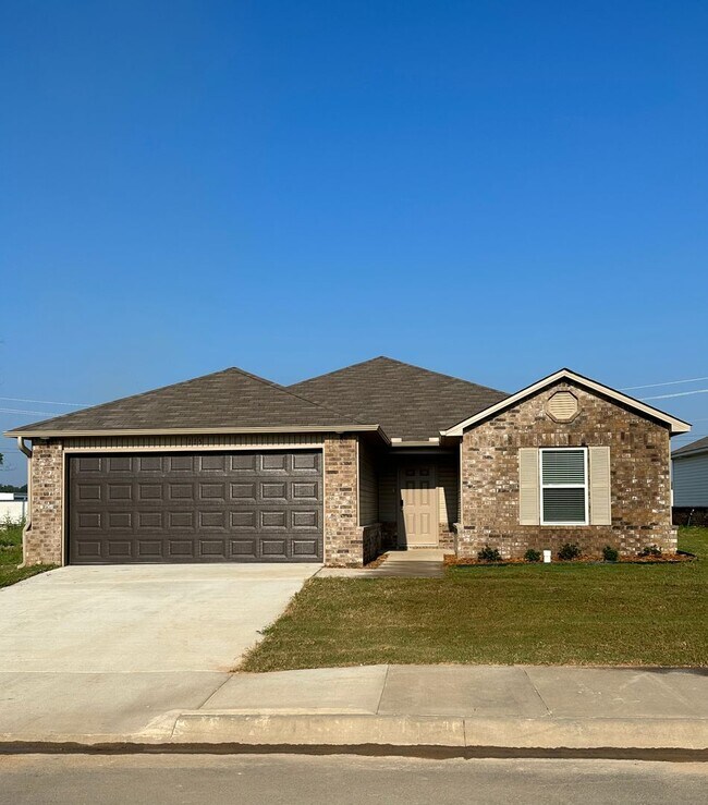Building Photo - *Pre-leasing* Three Bedroom | Two Bath Hom...