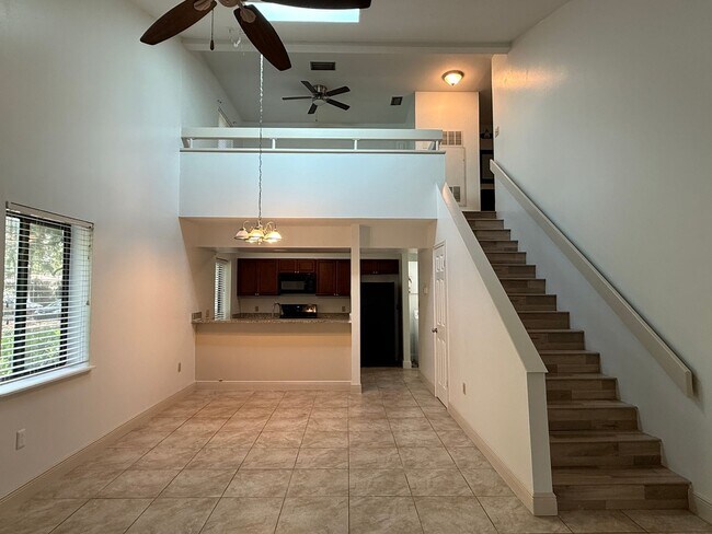 Foto del edificio - Soaring Ceilings, 2 bedrooms w/a loft