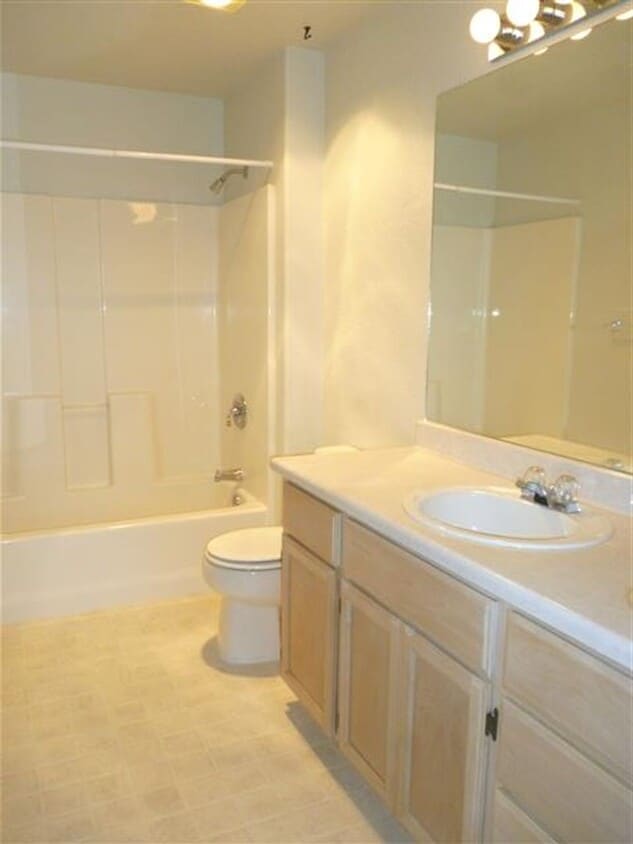 Building Photo - Great Townhouse with Large fenced Back Yar...
