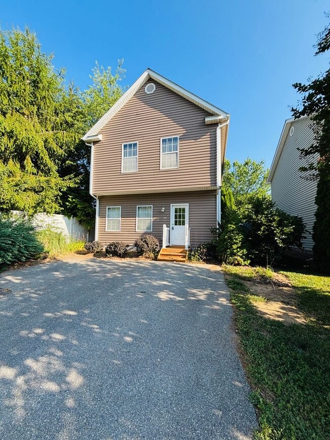 Building Photo - 3 Bedroom, 2.5 Bath Townhouse