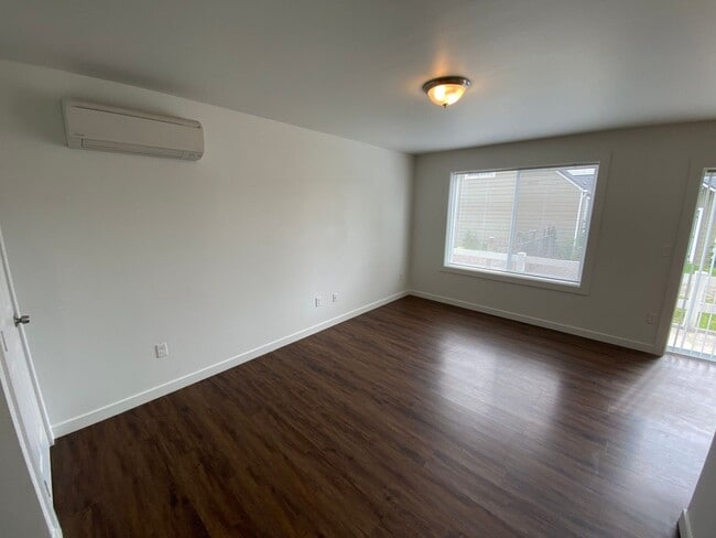 Building Photo - 44th Ave Duplexes Sweet Home 1278-1280/cre...