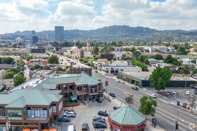 Retail options in Toluka Lake.