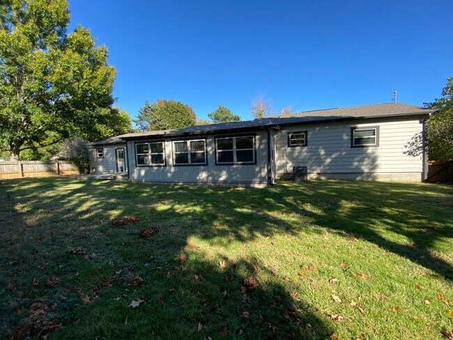 Foto del edificio - Charming Updated Mid-Century in Fayettevil...