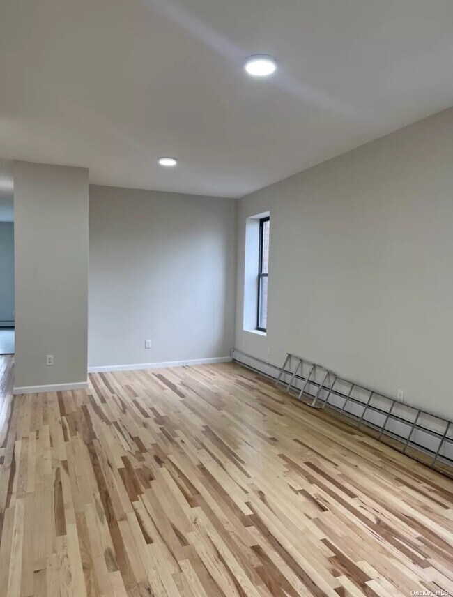 Foto del edificio - 66-94-94 Fresh Pond Rd