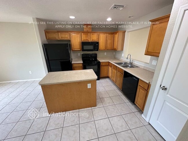 Building Photo - 2527 E Wier Ave