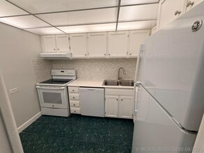 Building Photo - 3740 Inverrary Dr