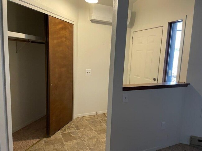 Foto del edificio - 2 story condo with single car garage- cat ...